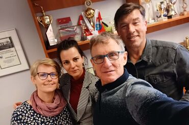 triatlonista Jerzy Górski,  Anna Skórzewska zastępca Burmistrza Gminy i Miasta Kleczew, Daniel Bednarek dyrektor osir kleczew, Anna Jabłońska zastęoca dyrektora osir kleczew